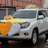 свадебные украшения на машину в желтом цвете